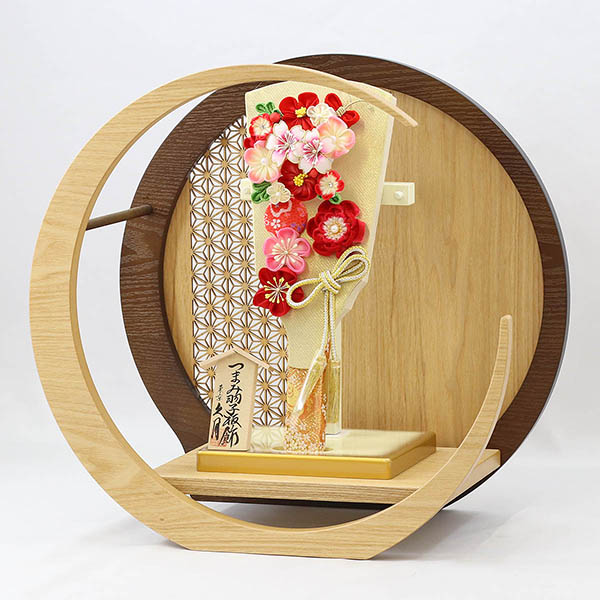 羽子板 久月 つまみ細工 羽子板 金赤花 透かし麻の葉模様 木製 円形 三日月形飾り台 (大) 詳細画像 久月 羽子板 つまみ細工 羽子板 金赤花 透かし麻の葉模様 木製 円形 三日月形飾り台 (大) 詳細画像