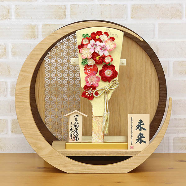 羽子板 久月 つまみ細工 羽子板 金赤花 透かし麻の葉模様 木製 円形 三日月形飾り台 (大) 詳細画像 久月 羽子板 つまみ細工 羽子板 金赤花 透かし麻の葉模様 木製 円形 三日月形飾り台 (大) 詳細画像