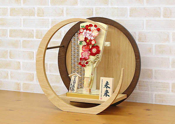 羽子板 久月 つまみ細工 羽子板 金赤花 透かし麻の葉模様 木製 円形 三日月形飾り台 (大) 詳細画像 久月 羽子板 つまみ細工 羽子板 金赤花 透かし麻の葉模様 木製 円形 三日月形飾り台 (大) 詳細画像