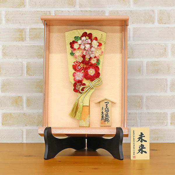 羽子板 久月 つまみ細工 羽子板 金赤花 壁掛け 額飾り パールピンク塗り アクリルケース スタンドセット 詳細画像 久月 羽子板 つまみ細工 羽子板 金赤花 壁掛け 額飾り パールピンク塗り アクリルケース スタンドセット 詳細画像