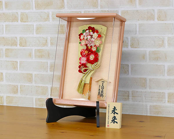 羽子板 久月 つまみ細工 羽子板 金赤花 壁掛け 額飾り パールピンク塗り アクリルケース スタンドセット 詳細画像 久月 羽子板 つまみ細工 羽子板 金赤花 壁掛け 額飾り パールピンク塗り アクリルケース スタンドセット 詳細画像