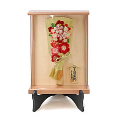 羽子板: つまみ細工 羽子板 金赤花 壁掛け 額飾り パールピンク塗り アクリルケース スタンドセット
