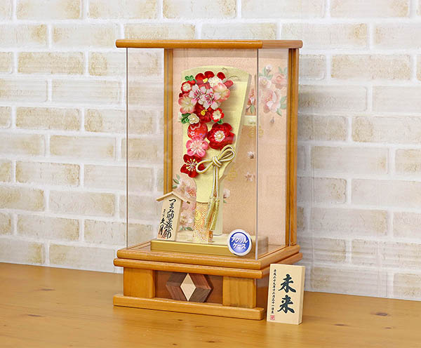 羽子板 久月 つまみ細工 羽子板 金赤花 杏 木目 アクリルケース 詳細画像 久月 羽子板 つまみ細工 羽子板 金赤花 杏 木目 アクリルケース 詳細画像