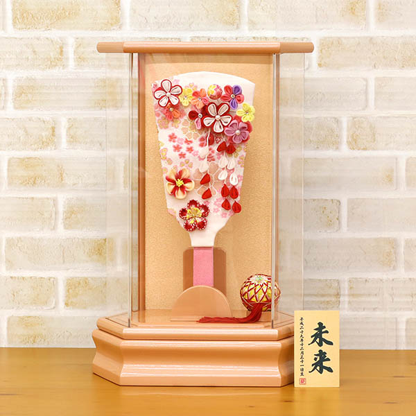 東玉　 羽子板　つまみ細工 羽子板 赤 パールピンク塗り 六角アクリルケース　詳細画像