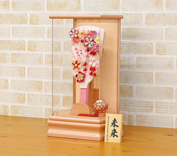 東玉　 羽子板　つまみ細工 羽子板 赤 パールピンク塗り 六角アクリルケース　詳細画像