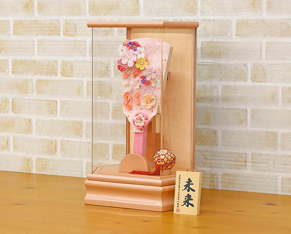 東玉　 羽子板　つまみ細工 羽子板 ピンク パールピンク塗り 六角アクリルケース　詳細画像