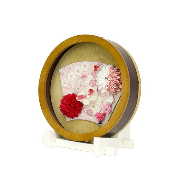 羽子板 フジキ 壁掛け 額飾り ももか つまみ細工飾り 円形 丸型 アクリルケース飾り スタンド付き 詳細画像 フジキ 羽子板 壁掛け 額飾り ももか つまみ細工飾り 円形 丸型 アクリルケース飾り スタンド付き 詳細画像