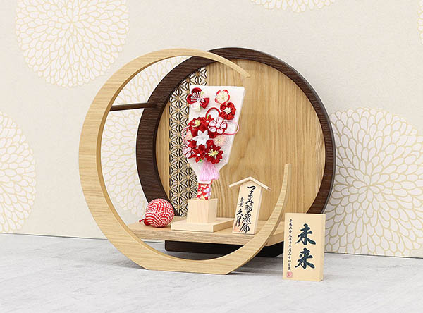 久月　 羽子板　つまみ細工 羽子板 赤 透かし麻の葉模様 木製 円形 三日月形飾り台 (小)　詳細画像