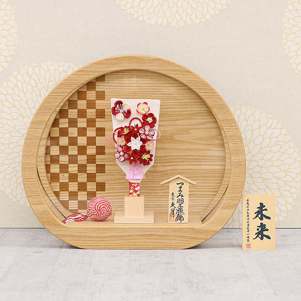 羽子板 久月 つまみ細工 羽子板 赤 円型 丸型 檜風木目 アクリルケース 詳細画像 久月 羽子板 つまみ細工 羽子板 赤 円型 丸型 檜風木目 アクリルケース 詳細画像
