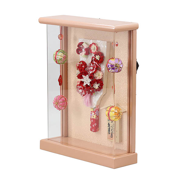 久月　 羽子板　つまみ細工 羽子板 赤 パールピンク塗り 壁掛け 額飾り 鞠二連つるし付き アクリルケース　詳細画像