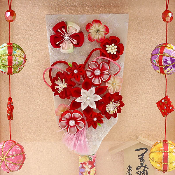 久月　 羽子板　つまみ細工 羽子板 赤 パールピンク塗り 壁掛け 額飾り 鞠二連つるし付き アクリルケース　詳細画像