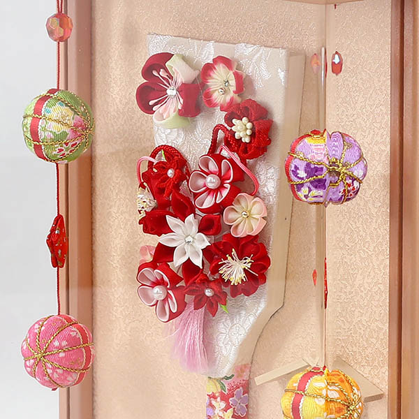 久月　 羽子板　つまみ細工 羽子板 赤 パールピンク塗り 壁掛け 額飾り 鞠二連つるし付き アクリルケース　詳細画像