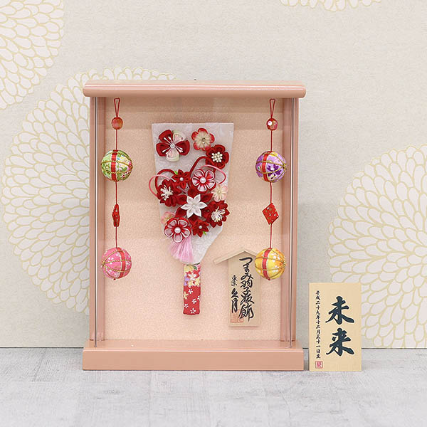 久月　 羽子板　つまみ細工 羽子板 赤 パールピンク塗り 壁掛け 額飾り 鞠二連つるし付き アクリルケース　詳細画像