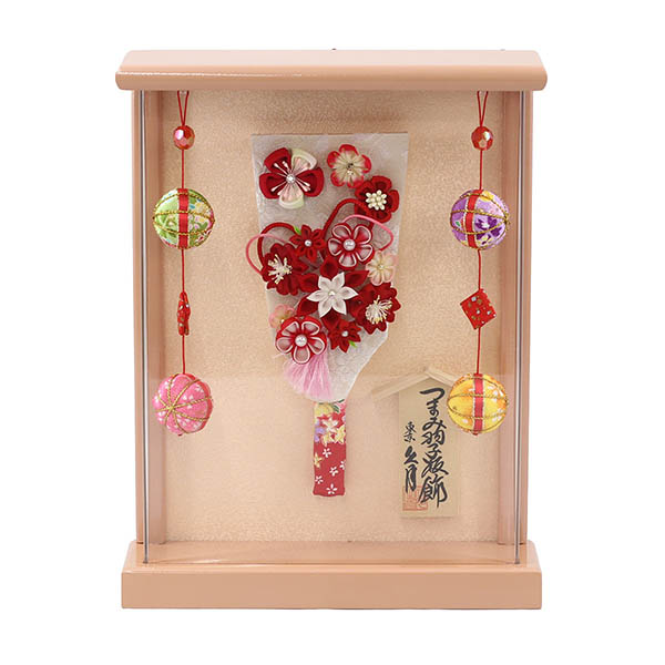 つまみ細工 羽子板 赤 パールピンク塗り 壁掛け 額飾り 鞠二連つるし付き アクリルケース