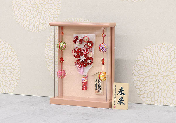 久月　 羽子板　つまみ細工 羽子板 赤 パールピンク塗り 壁掛け 額飾り 鞠二連つるし付き アクリルケース　詳細画像