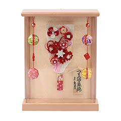 羽子板: つまみ細工 羽子板 赤 パールピンク塗り 壁掛け 額飾り 鞠二連つるし付き アクリルケース