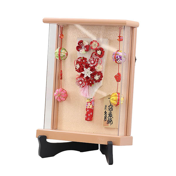 久月　 羽子板　つまみ細工 羽子板 赤 パールピンク塗り 壁掛け 額飾り 鞠二連つるし付き アクリルケース スタンド付き　詳細画像