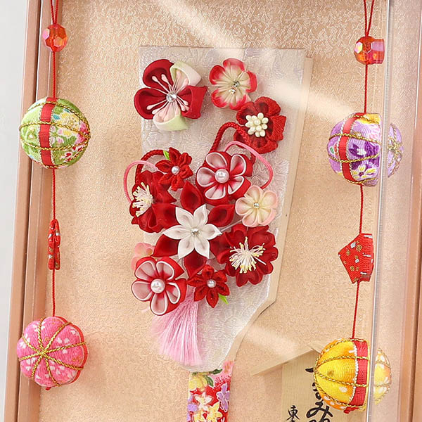 久月　 羽子板　つまみ細工 羽子板 赤 パールピンク塗り 壁掛け 額飾り 鞠二連つるし付き アクリルケース スタンド付き　詳細画像