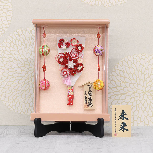 久月　 羽子板　つまみ細工 羽子板 赤 パールピンク塗り 壁掛け 額飾り 鞠二連つるし付き アクリルケース スタンド付き　詳細画像