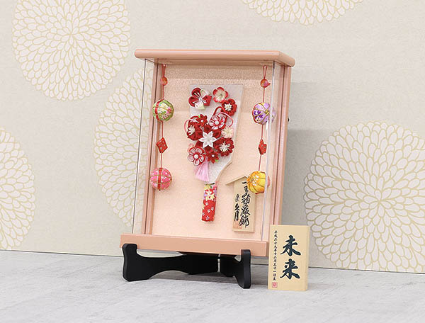 久月　 羽子板　つまみ細工 羽子板 赤 パールピンク塗り 壁掛け 額飾り 鞠二連つるし付き アクリルケース スタンド付き　詳細画像