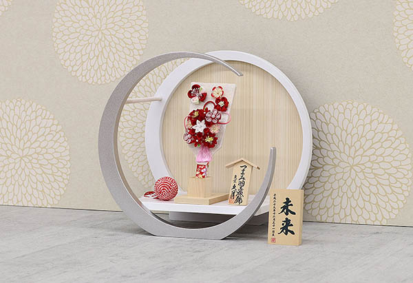 久月　 羽子板　つまみ細工 羽子板 赤 白銀 木製 円形 三日月形飾り台 (小)　詳細画像