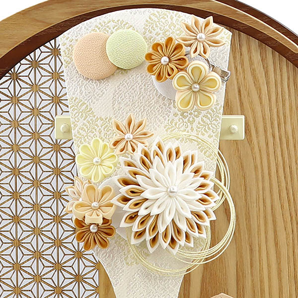 久月　 羽子板　つまみ細工 髪飾り付き 羽子板 茶 透かし麻の葉模様 木製 円形 三日月形飾り台 (大)　詳細画像