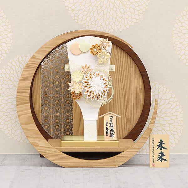 久月　 羽子板　つまみ細工 髪飾り付き 羽子板 茶 透かし麻の葉模様 木製 円形 三日月形飾り台 (大)　詳細画像