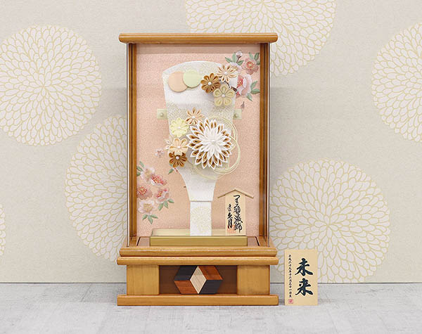 羽子板 久月 つまみ細工 髪飾り付き 羽子板 茶 杏 木目 アクリルケース 詳細画像 久月 羽子板 つまみ細工 髪飾り付き 羽子板 茶 杏 木目 アクリルケース 詳細画像