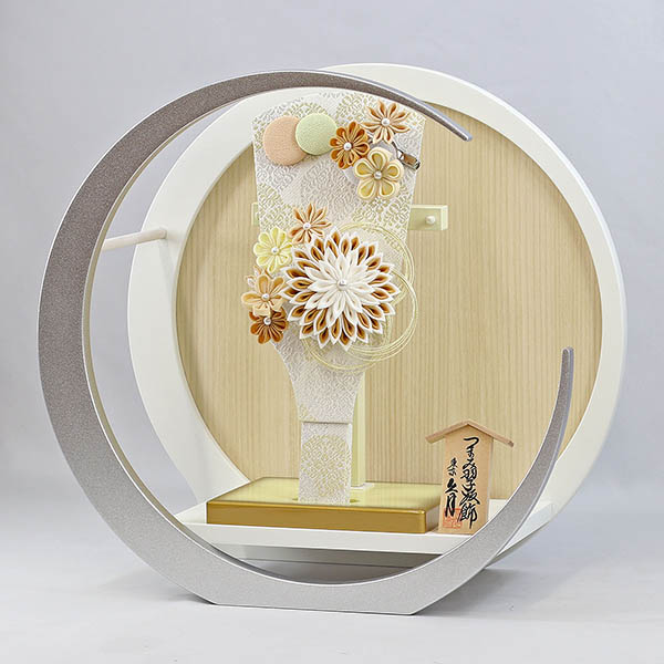 久月　 羽子板　つまみ細工 髪飾り付き 羽子板 茶 白銀 木製 円形 三日月形飾り台 (大)　詳細画像