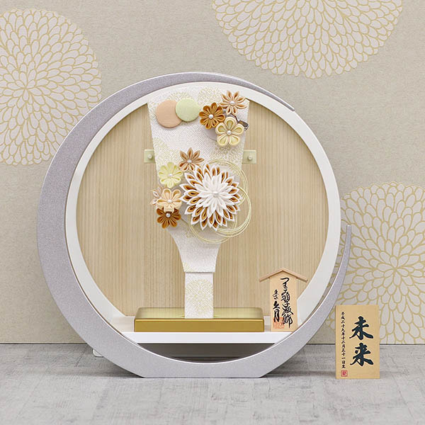 久月　 羽子板　つまみ細工 髪飾り付き 羽子板 茶 白銀 木製 円形 三日月形飾り台 (大)　詳細画像