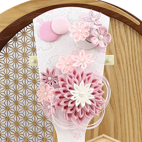 久月　 羽子板　つまみ細工 髪飾り付き 羽子板 桃 透かし麻の葉模様 木製 円形 三日月形飾り台 (大)　詳細画像