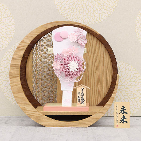 久月　 羽子板　つまみ細工 髪飾り付き 羽子板 桃 透かし麻の葉模様 木製 円形 三日月形飾り台 (大)　詳細画像