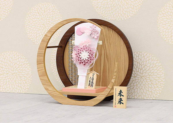 久月　 羽子板　つまみ細工 髪飾り付き 羽子板 桃 透かし麻の葉模様 木製 円形 三日月形飾り台 (大)　詳細画像