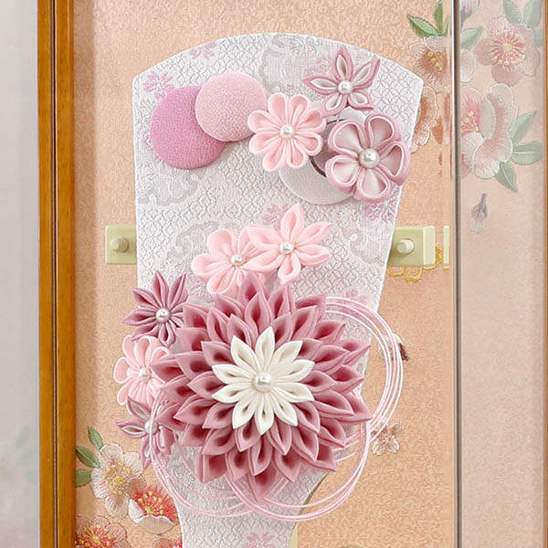 久月　 羽子板　つまみ細工 髪飾り付き 羽子板 桃 杏 木目 アクリルケース　詳細画像