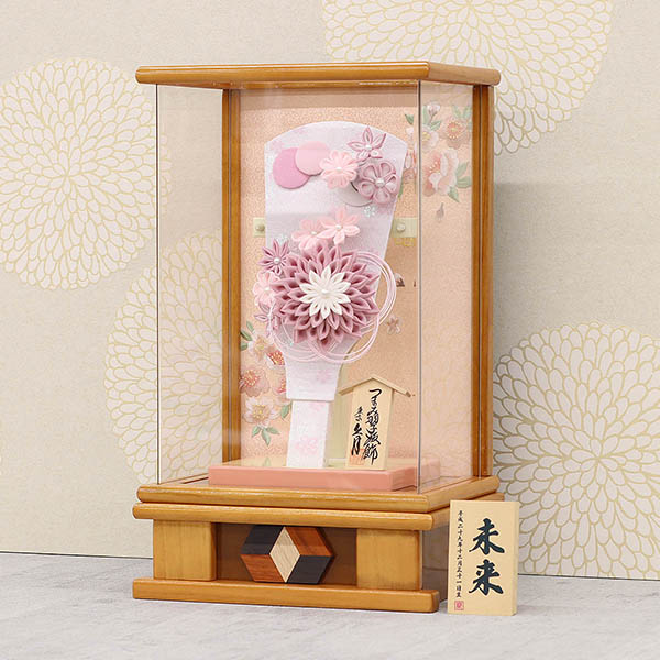 久月　 羽子板　つまみ細工 髪飾り付き 羽子板 桃 杏 木目 アクリルケース　詳細画像