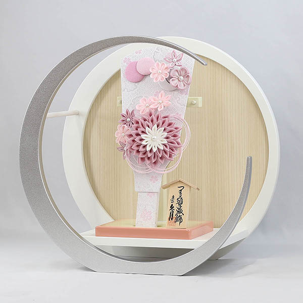 久月　 羽子板　つまみ細工 髪飾り付き 羽子板 桃 白銀 木製 円形 三日月形飾り台 (大)　詳細画像