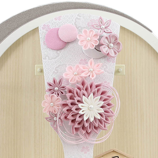 久月　 羽子板　つまみ細工 髪飾り付き 羽子板 桃 白銀 木製 円形 三日月形飾り台 (大)　詳細画像