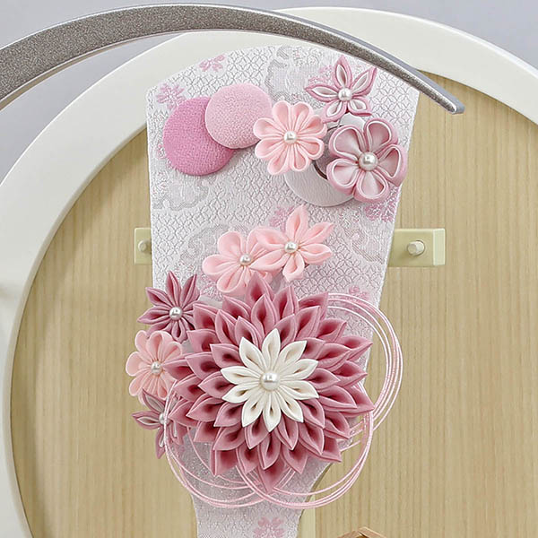 久月　 羽子板　つまみ細工 髪飾り付き 羽子板 桃 白銀 木製 円形 三日月形飾り台 (大)　詳細画像