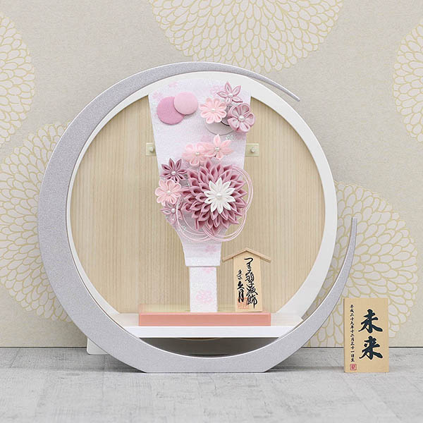 久月　 羽子板　つまみ細工 髪飾り付き 羽子板 桃 白銀 木製 円形 三日月形飾り台 (大)　詳細画像