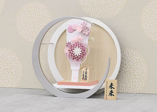 久月　 羽子板　つまみ細工 髪飾り付き 羽子板 桃 白銀 木製 円形 三日月形飾り台 (大)　詳細画像