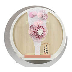 羽子板: つまみ細工 髪飾り付き 羽子板 桃 白銀 木製 円形 三日月形飾り台 (大)