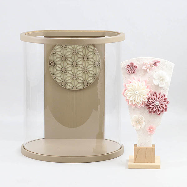 羽子板 守田 つまみ細工 羽子板 白/薄紫 モカ塗り まどか 麻の葉文様 円形 筒型 アクリルケース 詳細画像 守田 羽子板 つまみ細工 羽子板 白/薄紫 モカ塗り まどか 麻の葉文様 円形 筒型 アクリルケース 詳細画像