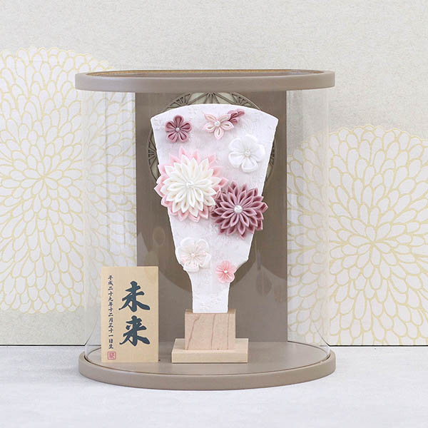 羽子板 守田 つまみ細工 羽子板 白/薄紫 モカ塗り まどか 麻の葉文様 円形 筒型 アクリルケース 詳細画像 守田 羽子板 つまみ細工 羽子板 白/薄紫 モカ塗り まどか 麻の葉文様 円形 筒型 アクリルケース 詳細画像