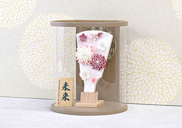 羽子板 守田 つまみ細工 羽子板 白/薄紫 モカ塗り まどか 麻の葉文様 円形 筒型 アクリルケース 詳細画像 守田 羽子板 つまみ細工 羽子板 白/薄紫 モカ塗り まどか 麻の葉文様 円形 筒型 アクリルケース 詳細画像