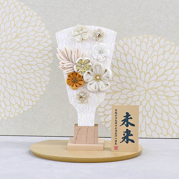 羽子板 守田 つまみ細工 羽子板 白/モカ 半円形敷板セット 詳細画像 守田 羽子板 つまみ細工 羽子板 白/モカ 半円形敷板セット 詳細画像