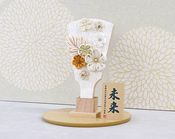 羽子板 守田 つまみ細工 羽子板 白/モカ 半円形敷板セット 詳細画像 守田 羽子板 つまみ細工 羽子板 白/モカ 半円形敷板セット 詳細画像