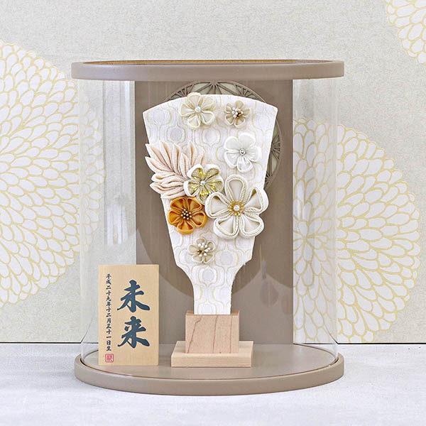 羽子板 守田 つまみ細工 羽子板 白/モカ モカ塗り まどか 麻の葉文様 円形 筒型 アクリルケース 詳細画像 守田 羽子板 つまみ細工 羽子板 白/モカ モカ塗り まどか 麻の葉文様 円形 筒型 アクリルケース 詳細画像