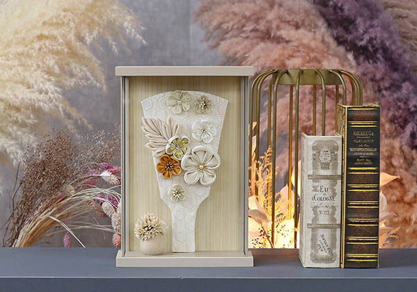 守田　 羽子板　つまみ細工 羽子板 白/モカ 壁掛け 額飾り モカ塗り アクリルケース　詳細画像