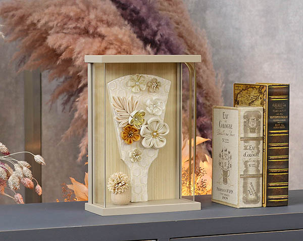 守田　 羽子板　つまみ細工 羽子板 白/モカ 壁掛け 額飾り モカ塗り アクリルケース　詳細画像