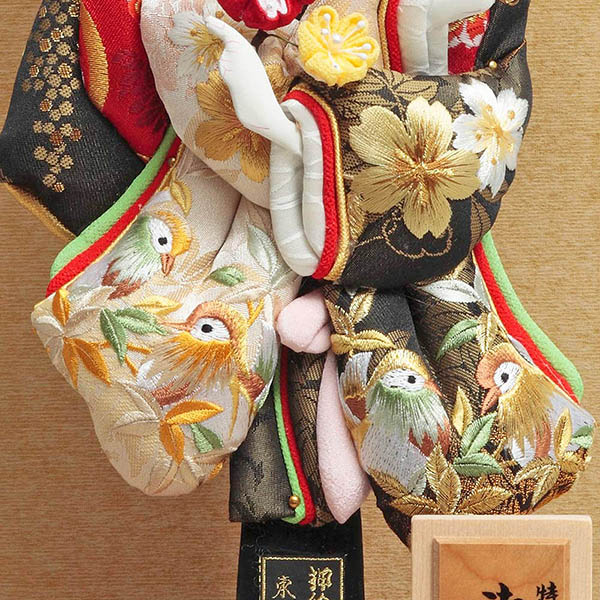 久月　 羽子板　おしどり刺繍振袖 金茶 銘木黄檗 パノラマガラスケース飾り　詳細画像